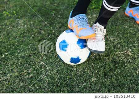 サッカーボールを蹴る子ども 108513410