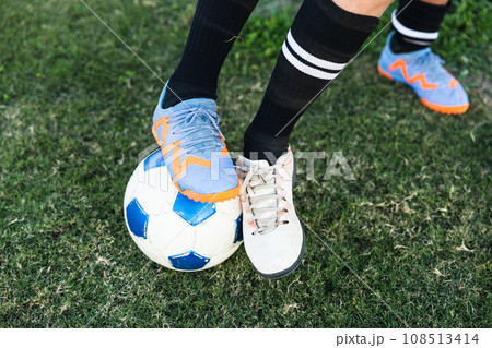 サッカーボールを蹴る子ども 108513414