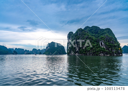 ベトナムハロン湾の奇岩と漁をする人の船 108513478