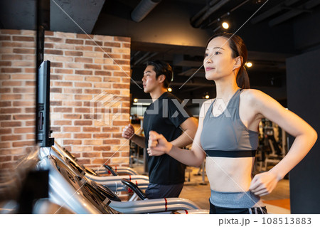スポーツジムでランニングマシンをする女性 スポーツジムでランニングマシンをする女性 108513883