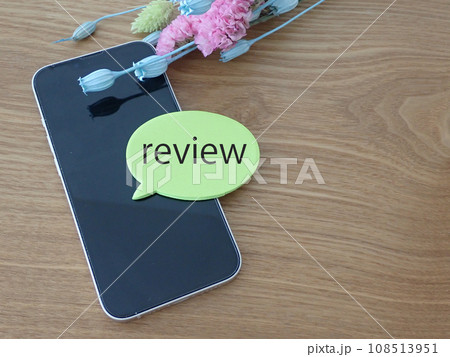スマホに吹き出しreviewレビューの文字、コピースペース 108513951