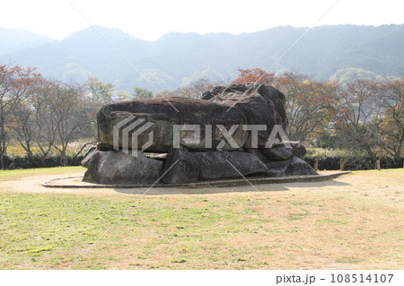 秋の日の奈良明日香村の石舞台古墳 108514107