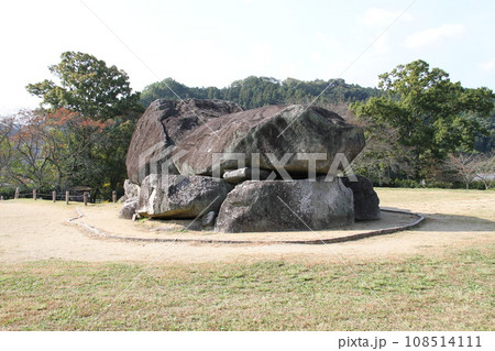 秋の日の奈良明日香村の石舞台古墳 秋の日の奈良明日香村の石舞台古墳 108514111