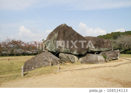 秋の日の奈良明日香村の石舞台古墳 秋の日の奈良明日香村の石舞台古墳 108514113