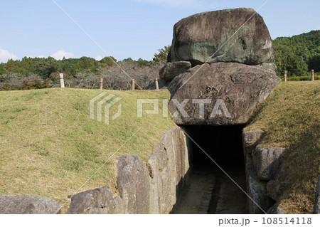 秋の日の奈良明日香村の石舞台古墳 108514118