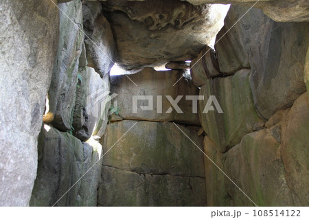 秋の日の奈良明日香村の石舞台古墳 秋の日の奈良明日香村の石舞台古墳 108514122