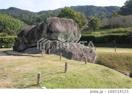 秋の日の奈良明日香村の石舞台古墳 秋の日の奈良明日香村の石舞台古墳 108514123