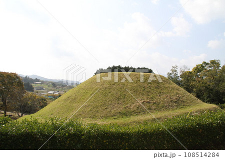 緑に覆われた明日香村の古墳 108514284