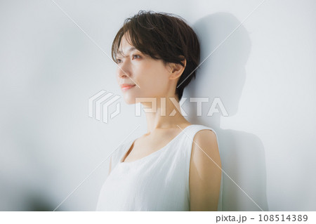 スキンケアをするミドル女性 108514389