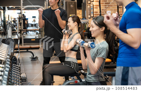 スポーツジムでウエイトトレーニングをする若い女性 スポーツジムでウエイトトレーニングをする若い女性 108514483