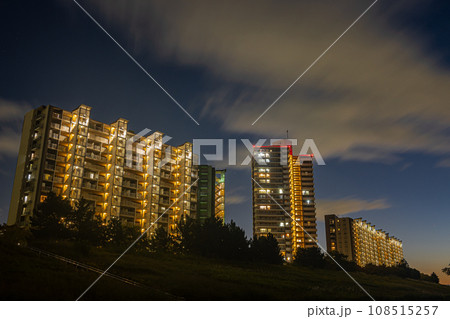 淀川スーパー堤防上のマンション夕景 淀川スーパー堤防上のマンション夕景 108515257