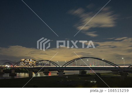 水管橋と枚方大橋とマンション夜景 水管橋と枚方大橋とマンション夜景 108515259