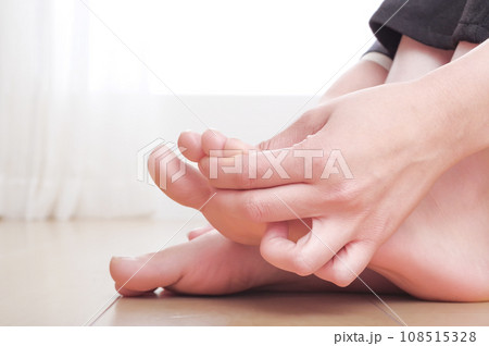 足の指先を触っている若い女性 108515328