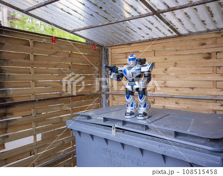 【ウクライナ】首都キーウのゴミコンテナの蓋の上に置かれた小さなロボットのプラモデル 【ウクライナ】首都キーウのゴミコンテナの蓋の上に置かれた小さなロボットのプラモデル 108515458