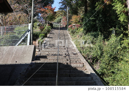 紅葉に包まれた山口熊野神社 紅葉に包まれた山口熊野神社 108515584