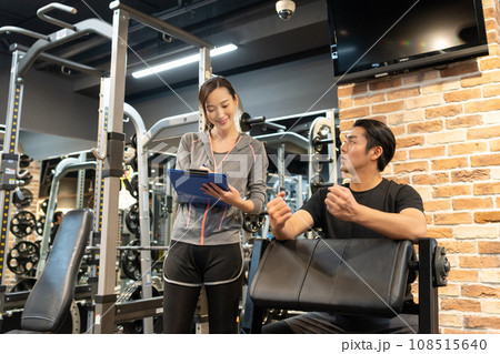 パーソナルトレーナーの女性と筋トレをする男性 パーソナルトレーナーの女性と筋トレをする男性 108515640