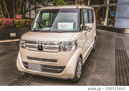ショールームに展示された白いハイトールワゴン型の軽自動車 ショールームに展示された白いハイトールワゴン型の軽自動車 108515661