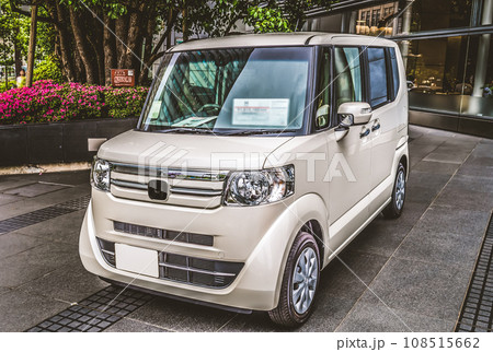 ショールームに展示された白い軽自動車 ショールームに展示された白い軽自動車 108515662