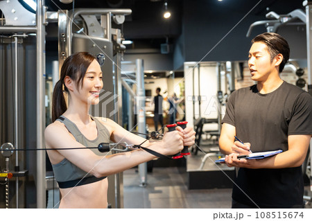 トレーニングジムでトレーナーの指導を受ける女性 トレーニングジムでトレーナーの指導を受ける女性 108515674