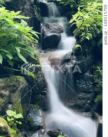 小さな滝 108515708