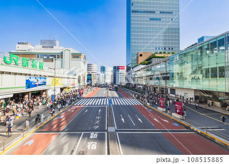 三連休初日の新宿駅南口 108515885
