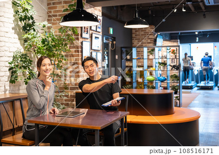 スポーツジム　入会案内　受付 108516171