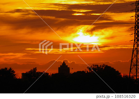 夕焼けと鉄塔 夕焼けと鉄塔 108516320