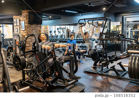 フィットネスジム　トレーニング　若い男女 108516352