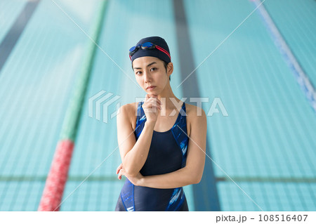 プールに通う女性の悩み 108516407