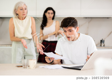 Mom and wife scold her husband for playing computer games 108516569