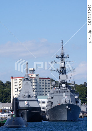 イベントのため横須賀基地の桟橋に停泊する護衛艦と潜水艦 108517049