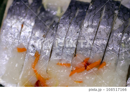 切り分けた秋田名物「ニシンの熟れ寿司」のアップ画像 108517166