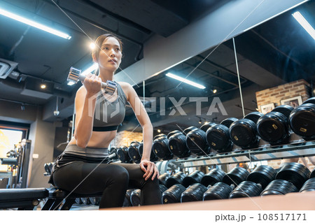 ジムで筋トレをする若い女性 108517171