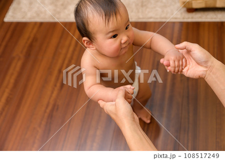 手を引いて父親にお風呂に入れてもらう赤ちゃん 乳幼児 イクメン 育児休暇 0歳乳幼児 手を引いて父親にお風呂に入れてもらう赤ちゃん 乳幼児 イクメン 育児休暇 0歳乳幼児 108517249