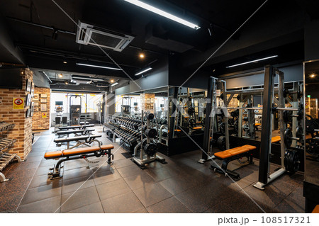 スポーツジム　トレーニングマシン　スポーツクラブ 108517321