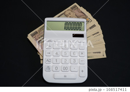 電卓と100万円 電卓と100万円 108517411