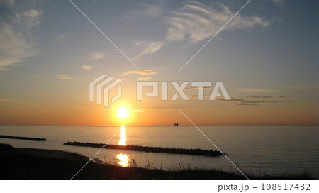 海に沈む夕日 108517432
