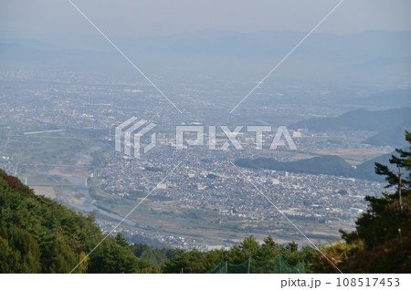 三峯山頂上から俯瞰する千曲市街地 108517453