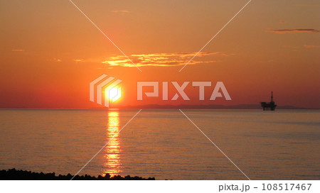 海に沈む夕日 108517467