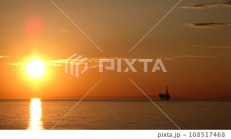 海に沈む夕日 108517468