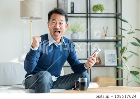 喜ぶミドルの男性 108517624