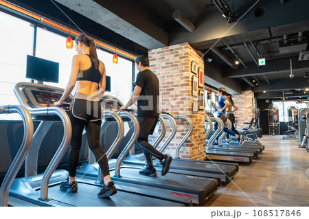 スポーツジム ランニングマシン 若い男女 スポーツジム ランニングマシン 若い男女 108517846