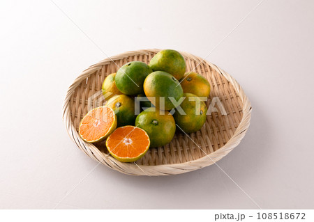 極早生みかん　かご盛り　白背景 108518672