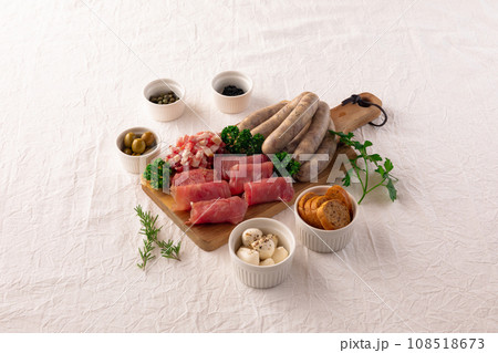 生ハム盛り合わせ　サルシッチャ　プレート 108518673