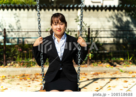 公園で休憩する女性会社員 108518688