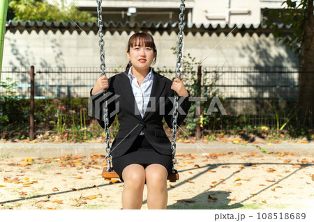 公園で休憩する女性会社員 108518689