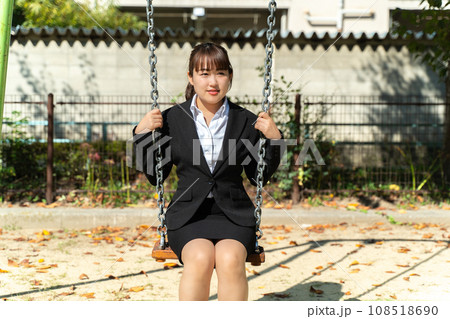 公園で休憩する女性会社員 公園で休憩する女性会社員 108518690