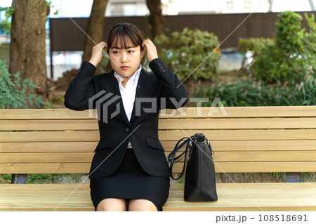 公園で休憩する女性会社員 公園で休憩する女性会社員 108518691