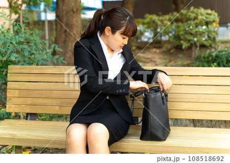 公園で休憩する女性会社員 公園で休憩する女性会社員 108518692