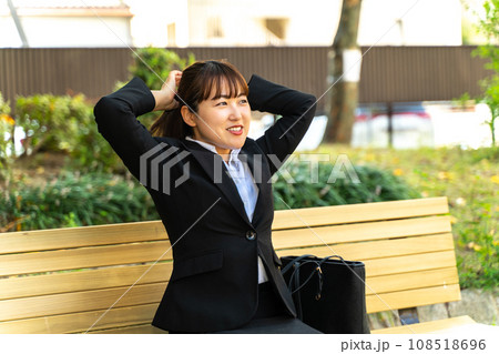 公園で休憩する女性会社員 108518696